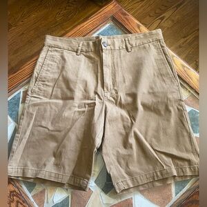 Men’s Old Navy Tan Khaki Slim Shorts! Size 32! Never worn!
